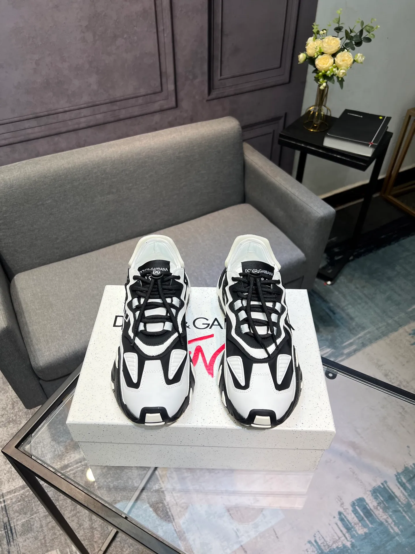 Men's shoes 💰580 Dolce&Gabbana D&G's latest casual sneakers. Original purchase, development and production. DG's latest explosion. The tongue has the brand's iconic details. It is fashionable and versatile and can add luster to various looks. Create an exquisite design with unique dynamic vitality and modern atmosphere, showing modern and elegant style. Exquisite packaging at the delivery counter🛍📦 ▪️Fabric: Original customized cowhide, lining: Original customized breathable lining, Size: Men's 38-44 (45 46 customized)